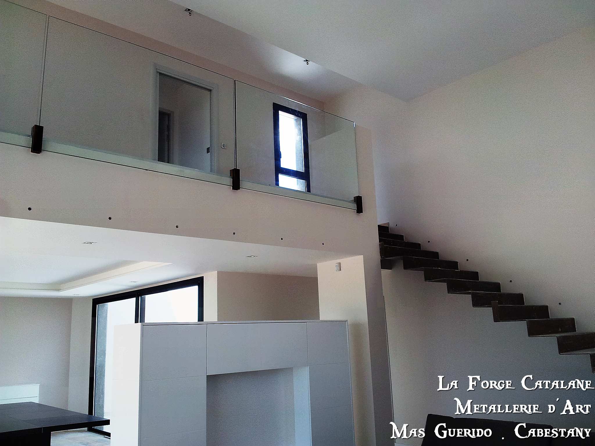 Escalier marches suspendues sans limons apparents 23 forge catalane.jpg